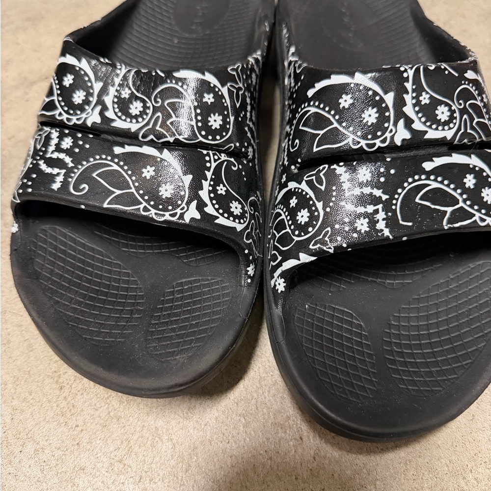 OOFOS Women's Black and Red Sandals Collection - Picture 9 of 11